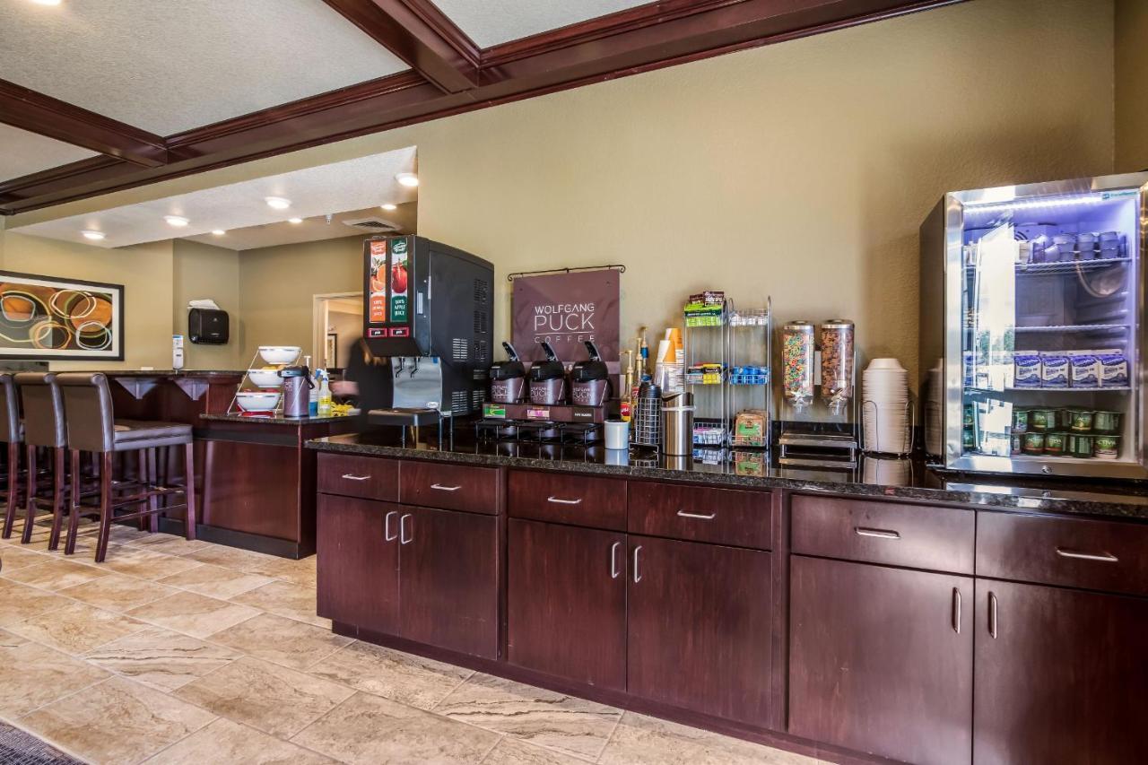 Cobblestone Hotel&Suites - Victor Extérieur photo